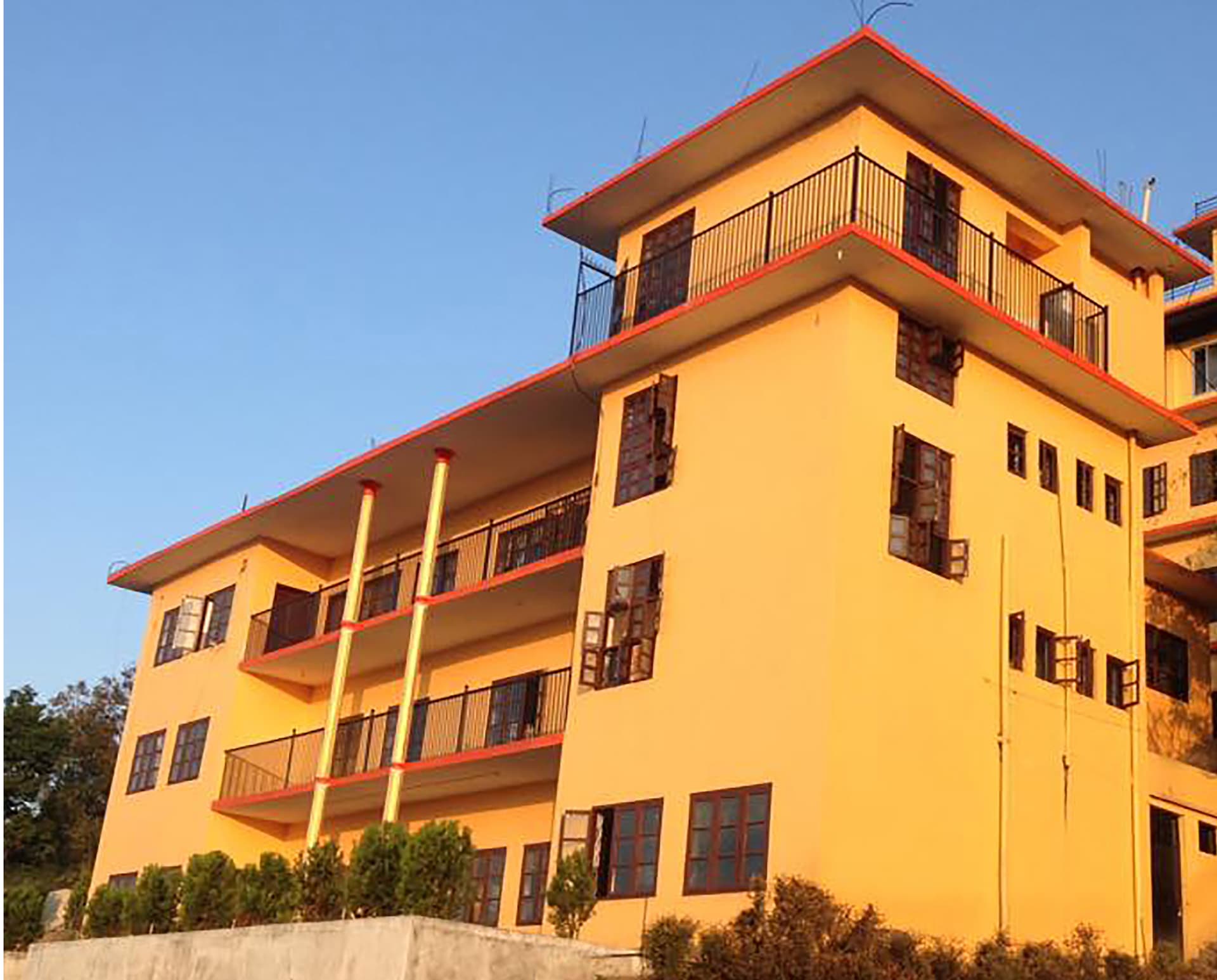 Students and campus at New Horizon